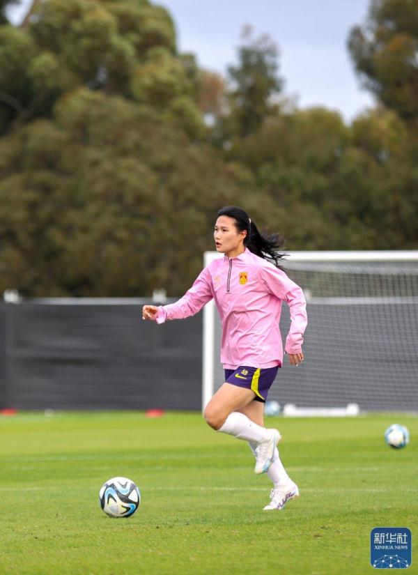 中国女足备战世界女足邀请赛,势不可挡 中国女足备战世界女足邀请赛,势不可挡