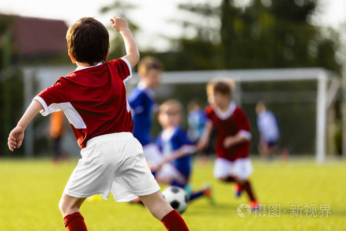 爱游戏官网-足球比赛中的精彩一幕引人入胜