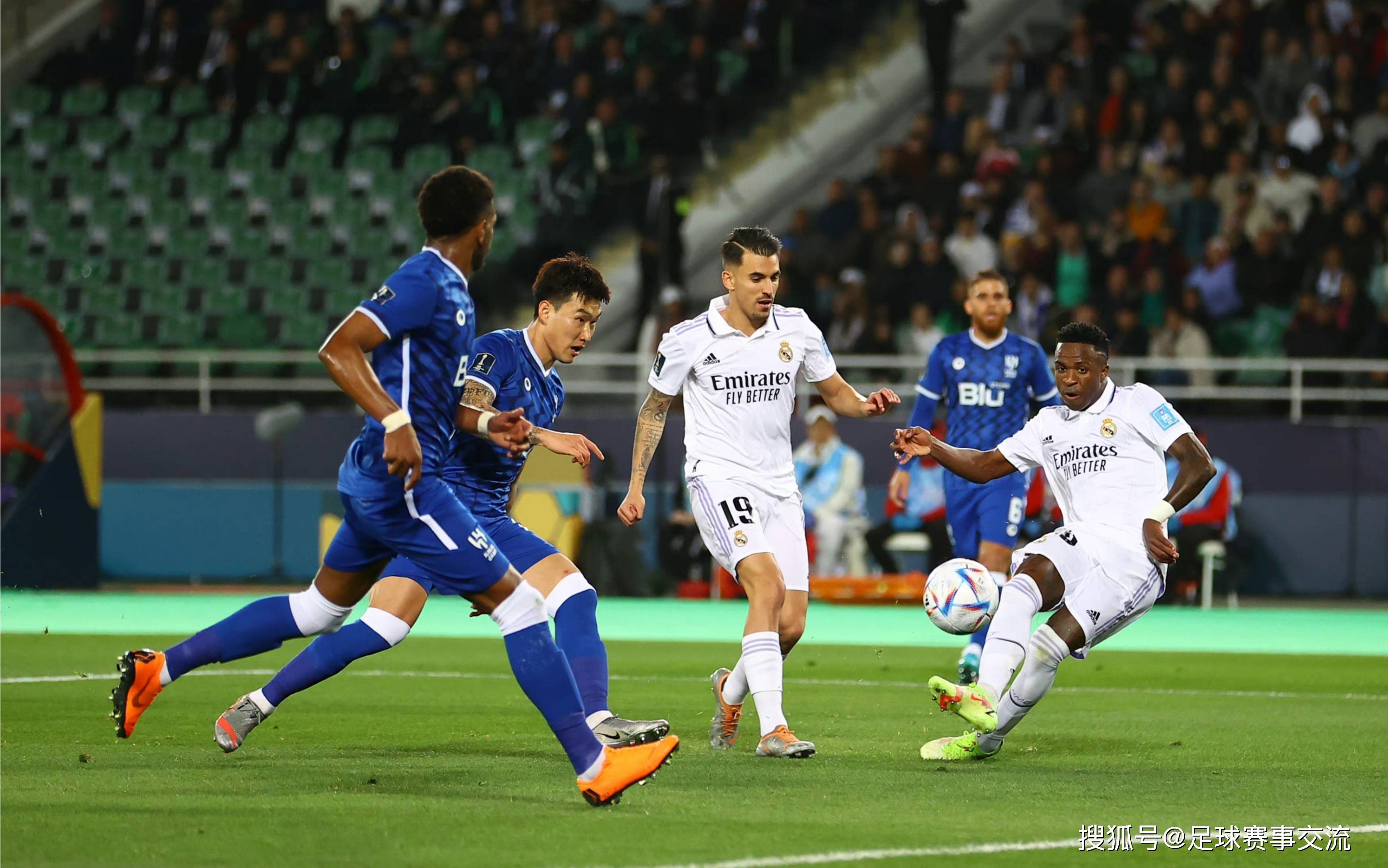 足球比赛中的精彩一幕引人入胜 足球比赛中的精彩一幕引人入胜