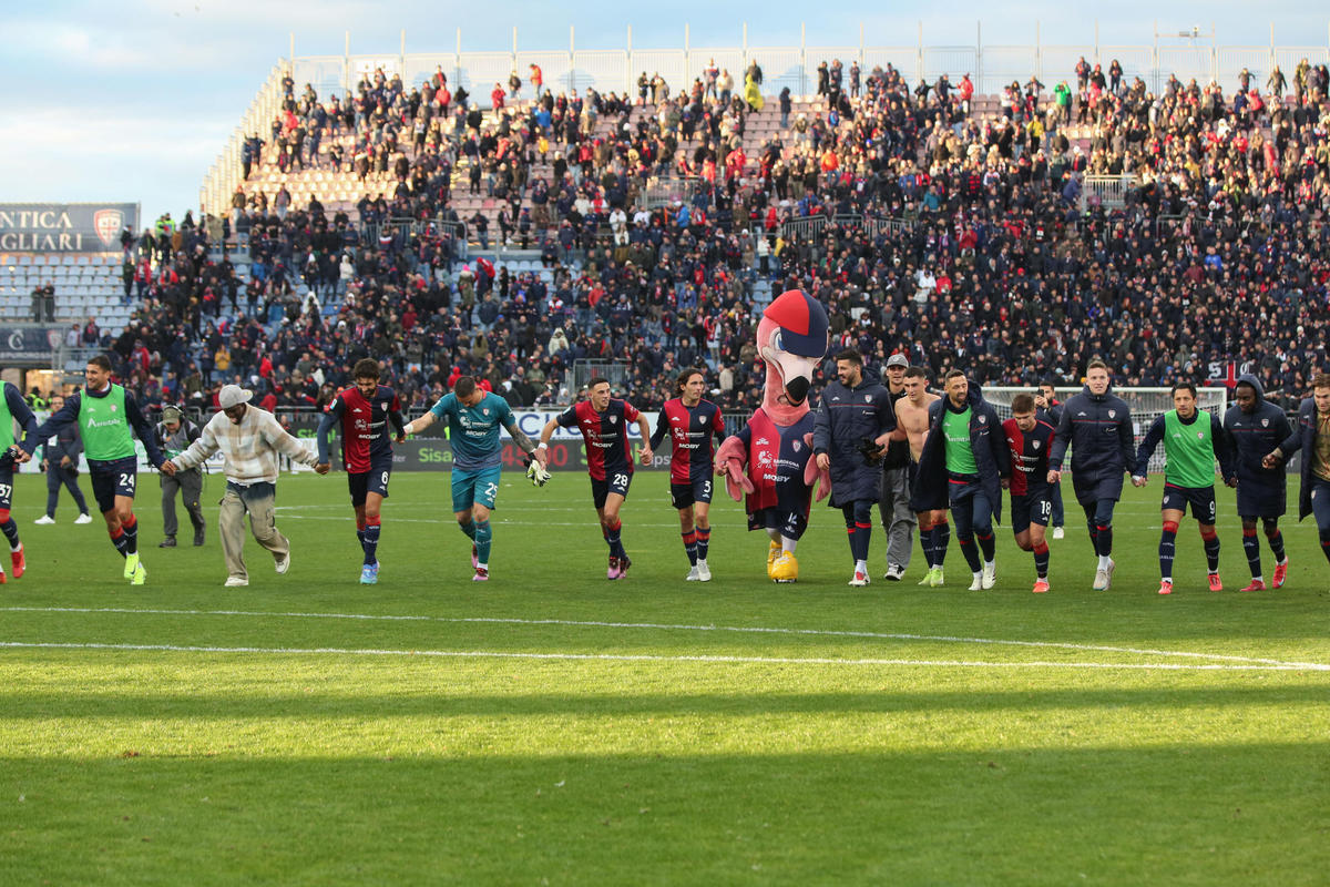 全明星足球赛事，场面热闹非凡