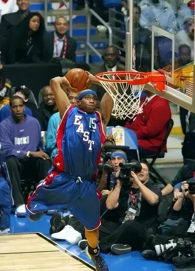 爱游戏官方入口-篮球明星再次在比赛中展现绝技