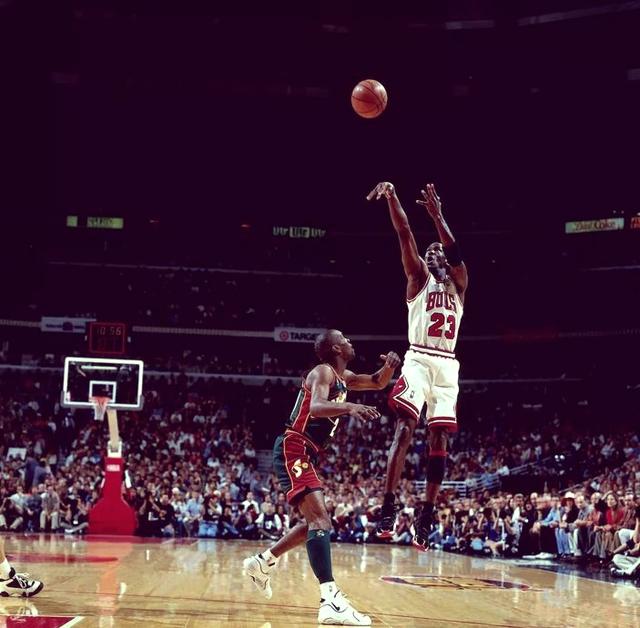 篮球明星再次在比赛中展现绝技 篮球明星再次在比赛中展现绝技