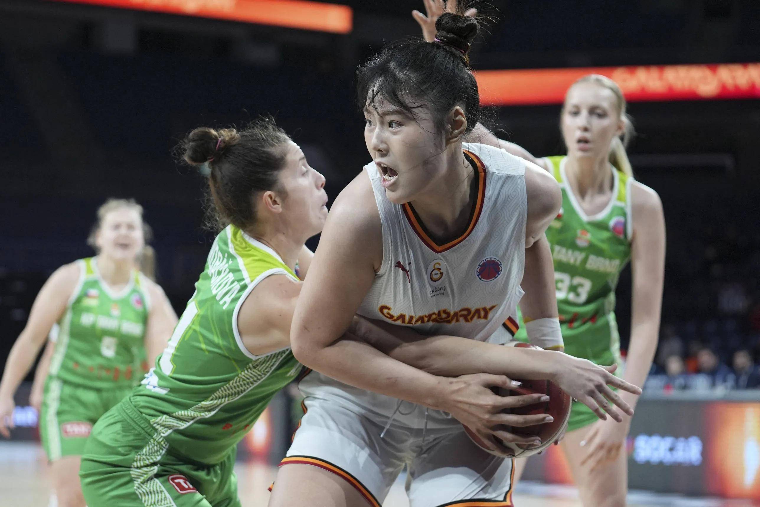 爱游戏app-加拿大女篮惊险晋级半决赛，实力强劲