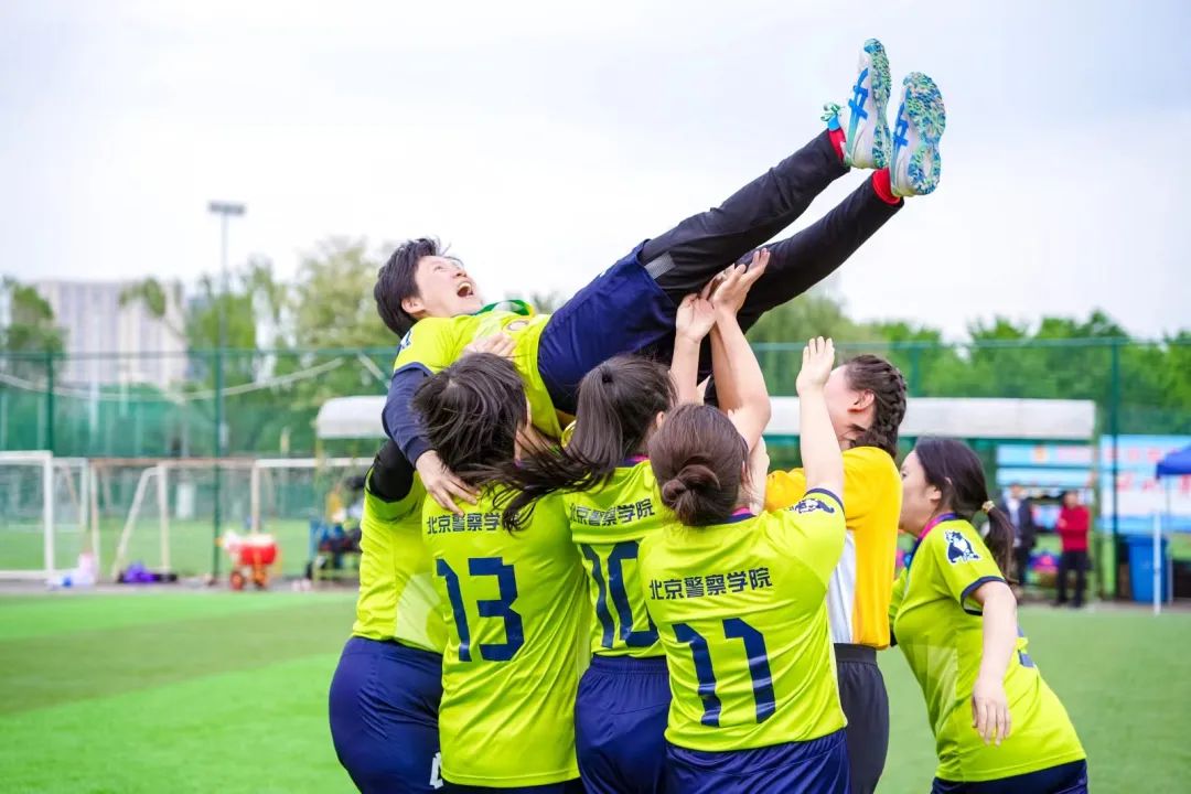 爱游戏入口-足球赛场上，奋力拼杀的身影