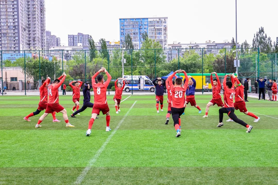 足球赛场上，奋力拼杀的身影