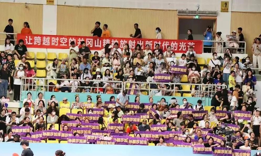 比赛期间球场气氛火爆，现场欢呼声不断的简单介绍