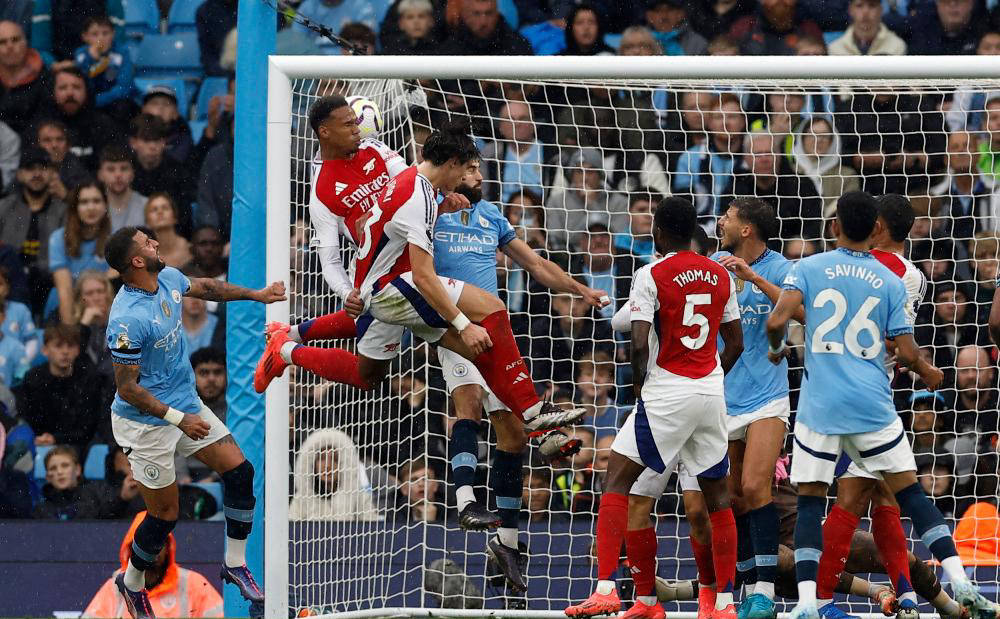 爱游戏app-曼城客场战胜对手，保持领跑位置