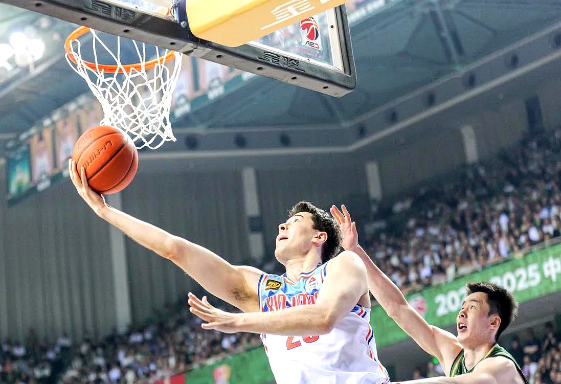 球队在激烈对抗中取得胜利，晋级下一轮