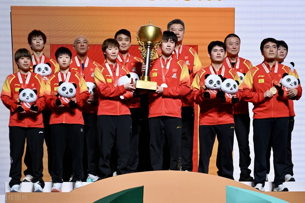 比赛中球队表现精彩，凭借团队合作获得胜利