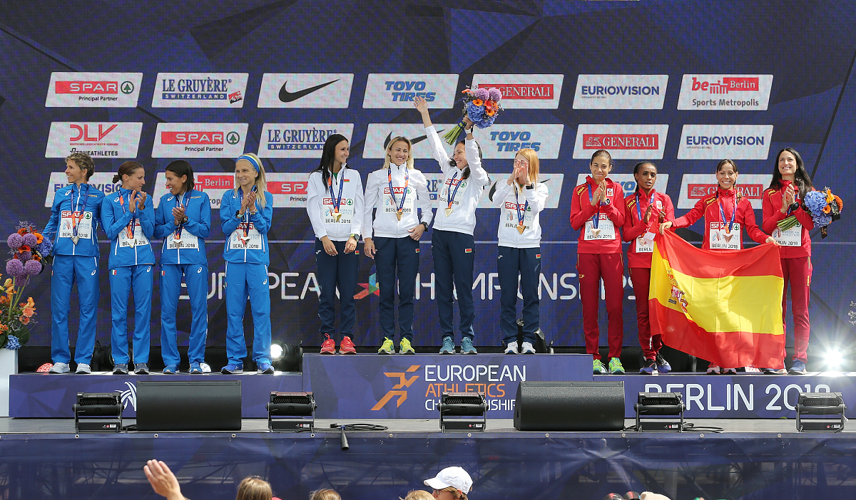 比赛中球队表现精彩，凭借团队合作获得胜利