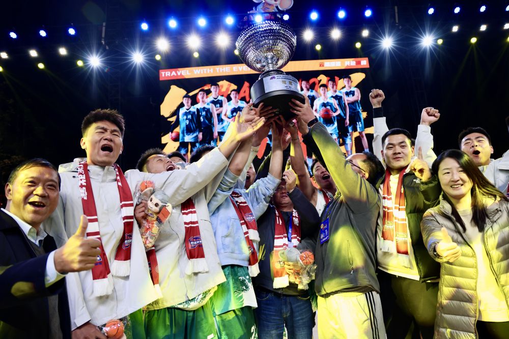 爱游戏官网-关于庆祝冠军产生，球迷狂欢现场的信息