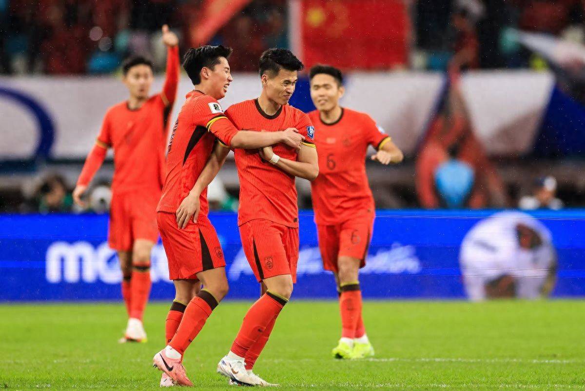 中国足球联赛关键比赛频繁，球队实力对决的简单介绍