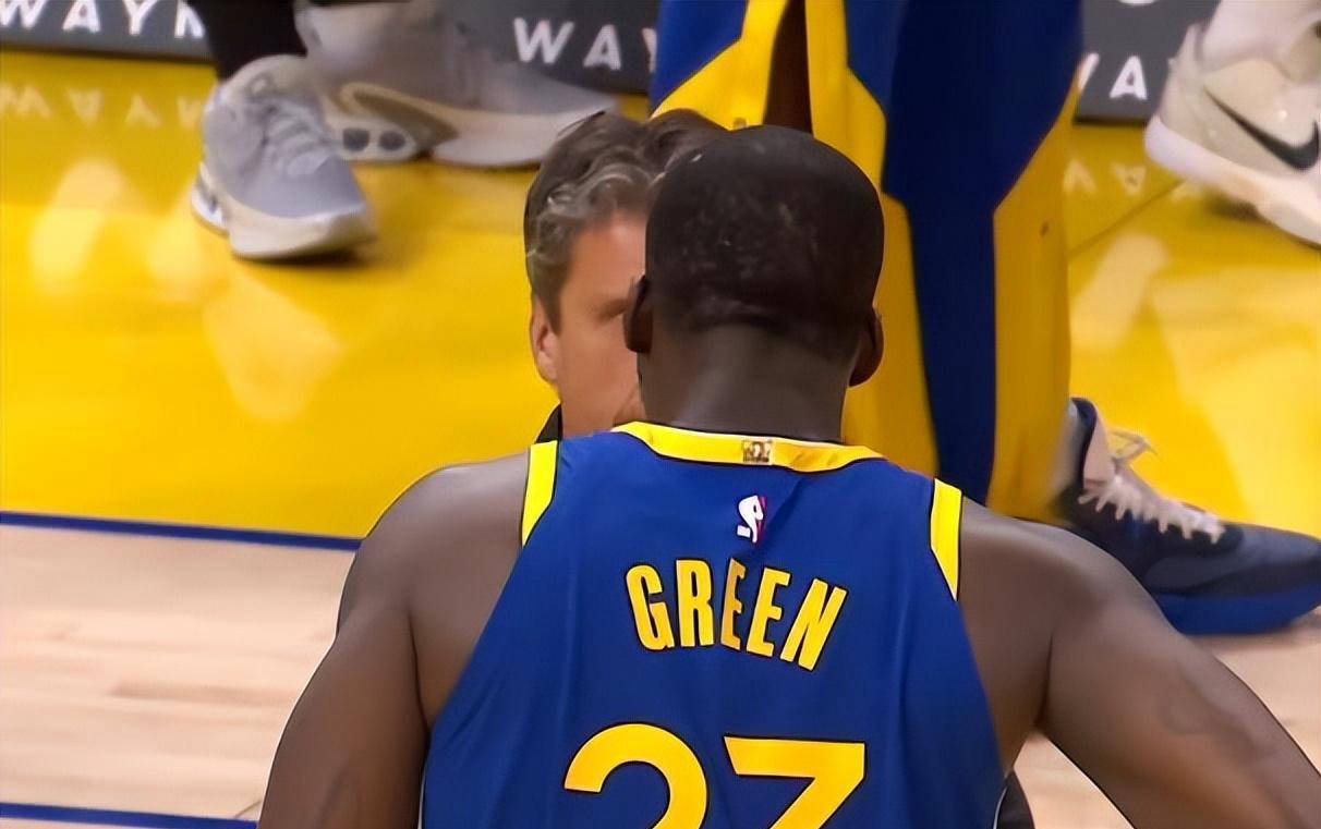 爱游戏中国官网-关于NBA比赛场上火药味十足，一场对决激动人心！的信息