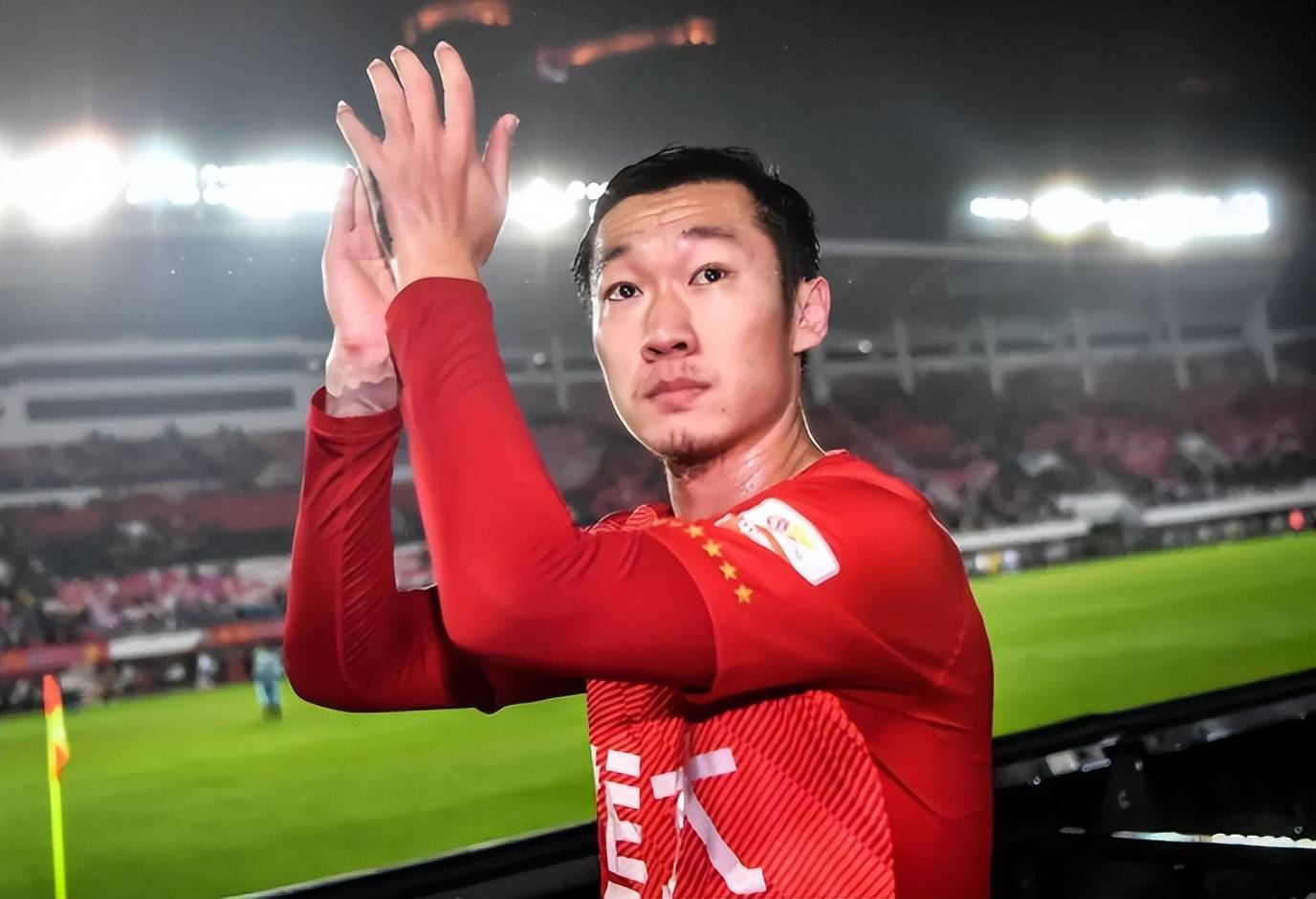 鲁能门将连番扑救，稳固后防给球队打气