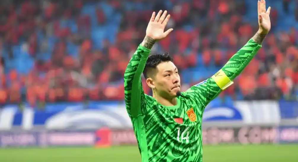 鲁能门将连番扑救，稳固后防给球队打气