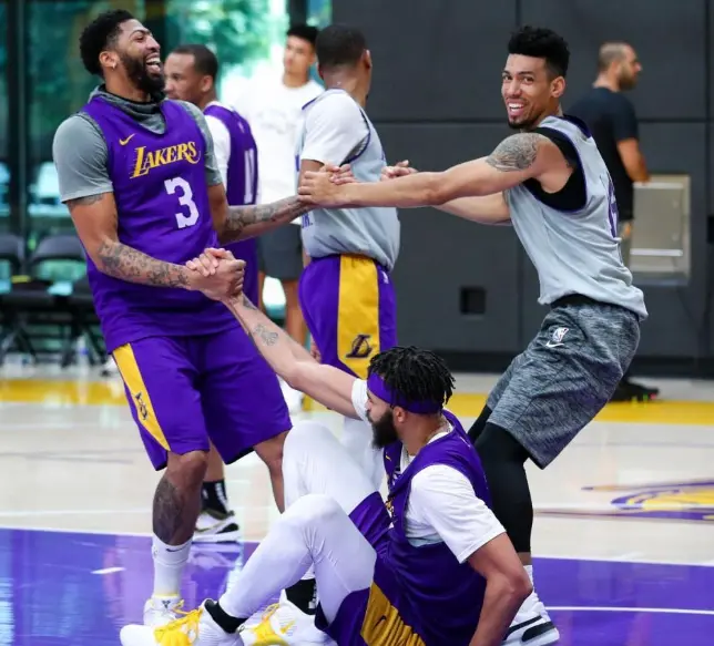 包含双方对阵战术激烈对抗，谁能笑到最后的词条