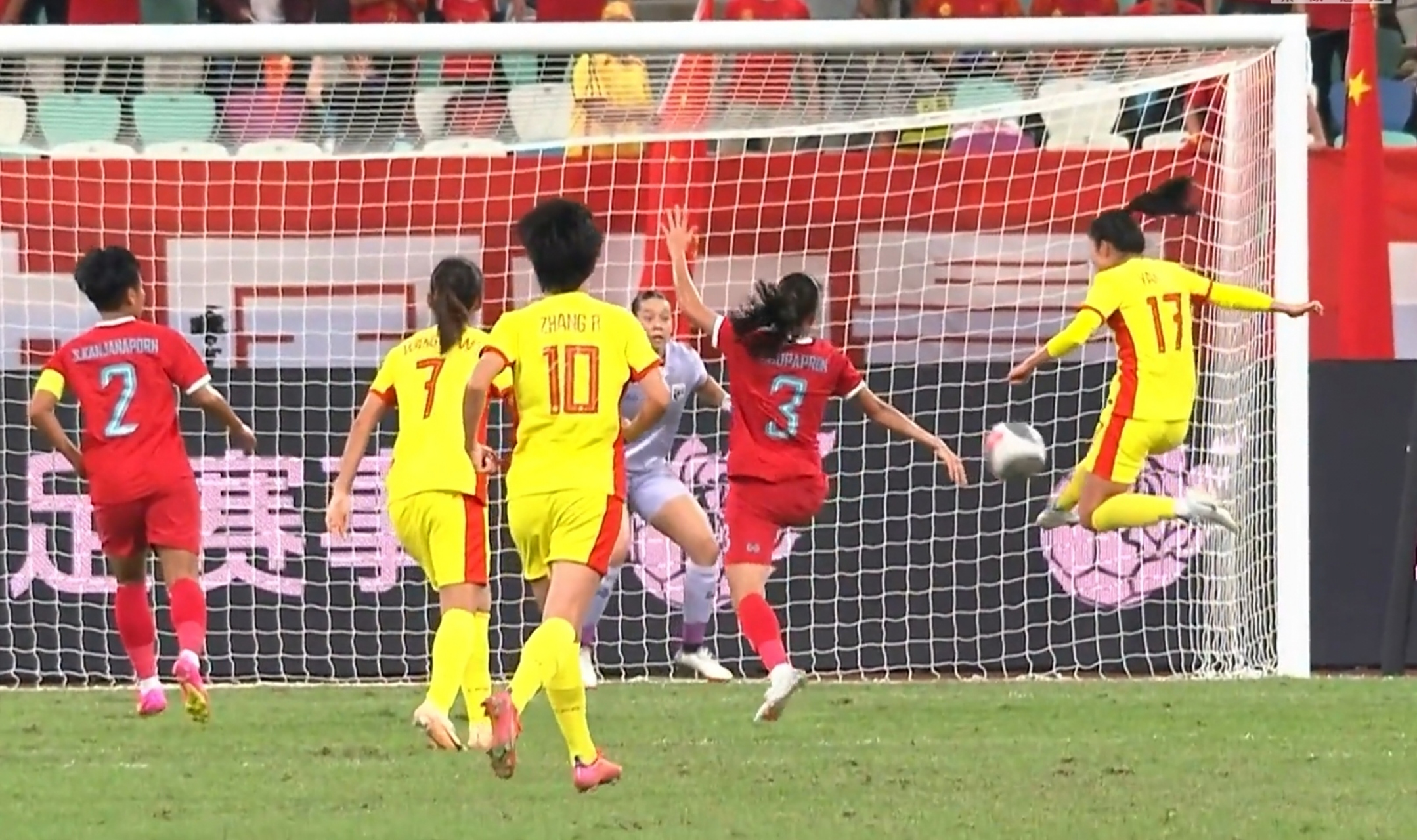 关于体育盛事：女足比赛赛场充满活力的信息