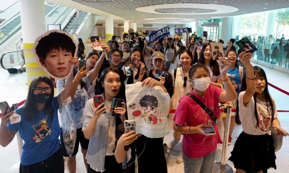 球队球员举行球迷见面签名会，感谢球迷支持的简单介绍