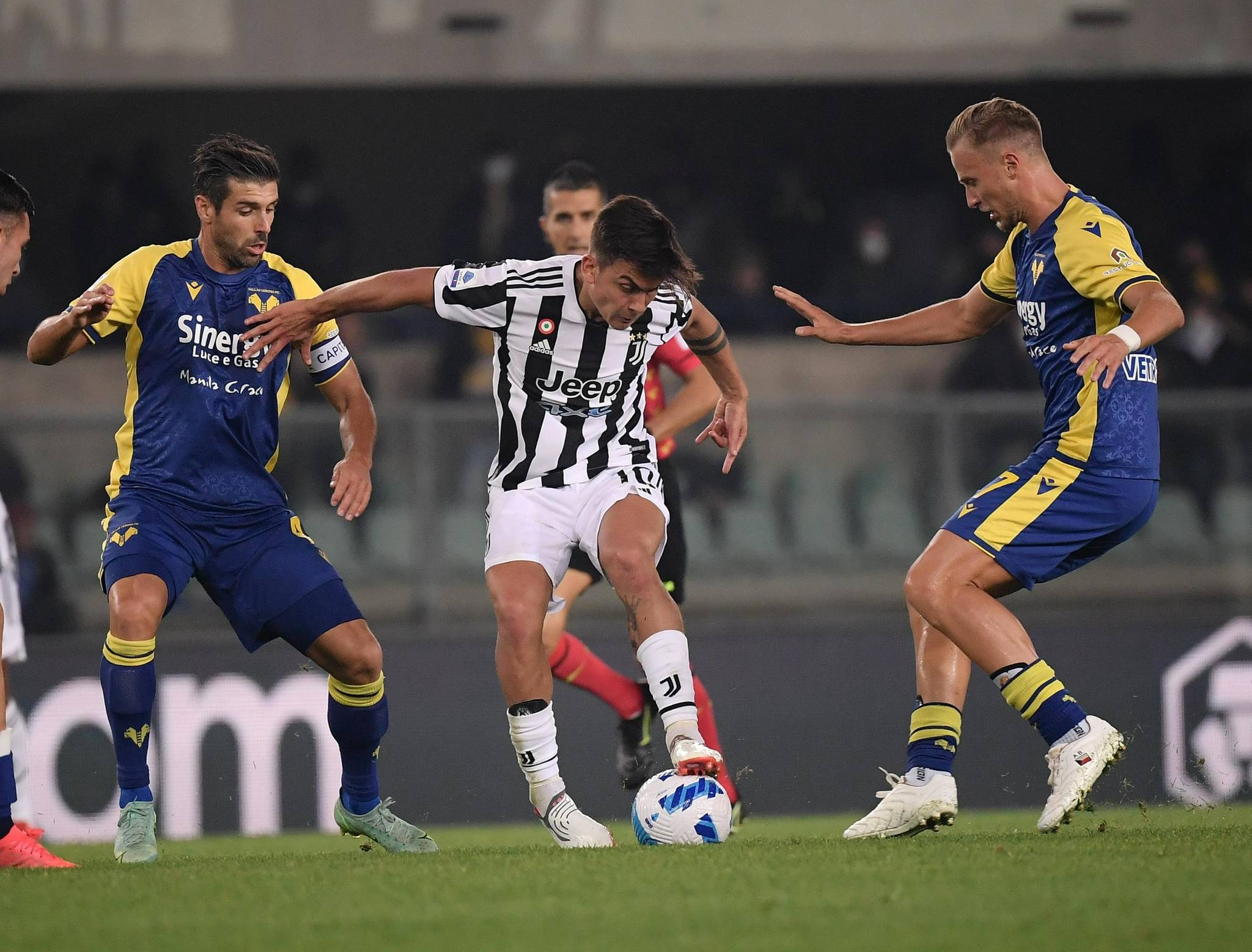 关于尤文图斯中场因伤离队，球队调整战术的信息