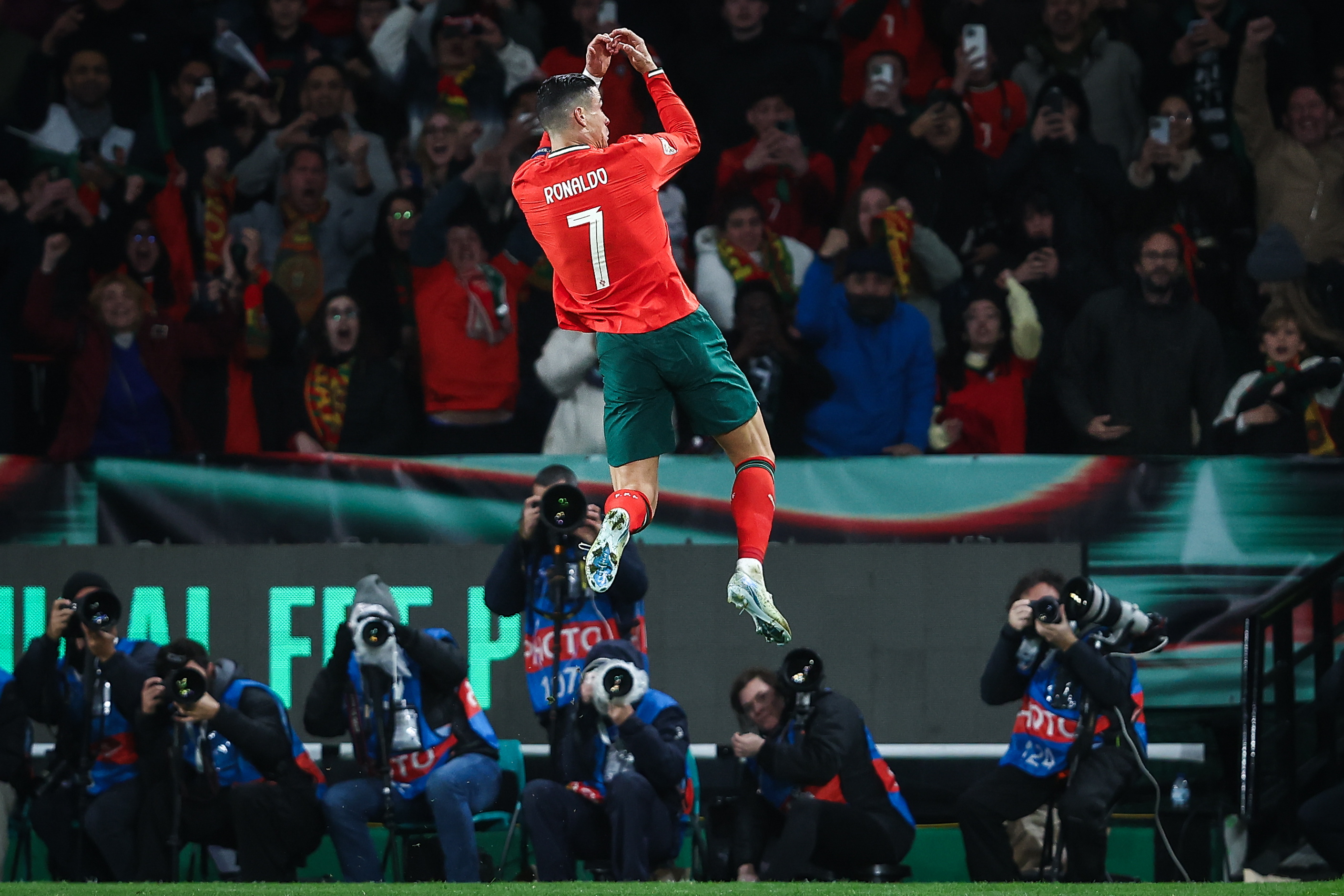 包含欧国联比赛:场上较量激烈,胜负悬念未解的词条 包含欧国联比赛:场上较量激烈,胜负悬念未解的词条